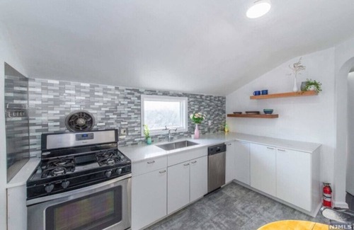 Palisades Park Apartment | Cozy & Quiet 2 Bed Apt 20 Minutes to NYC