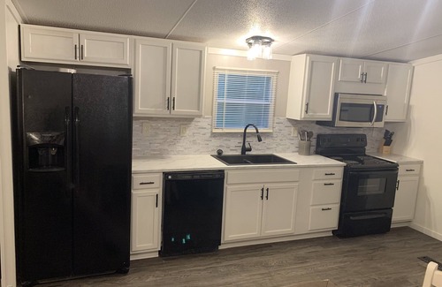 Leesville House | Cozy, Quiet 3B/2bath with large yard- SLEEPS 8! Just minutes from Fort Polk
