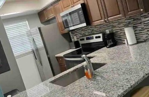 Colonial Heights Apartment | Cozy, quiet apartment with pool! In historic down town area.