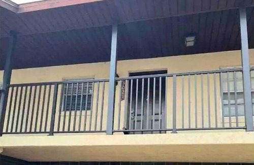 Colonial Heights Apartment | Cozy, quiet apartment with pool! In historic down town area.