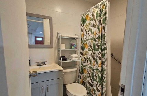 Guaynabo House | Cozy Quiet, artistic studio apartment AC, Wi-Fi, generator and cistern