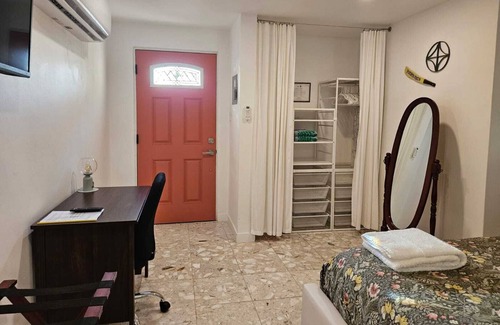 Guaynabo House | Cozy Quiet, artistic studio apartment AC, Wi-Fi, generator and cistern