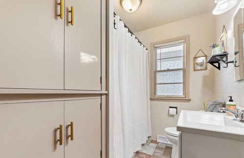 Council Bluffs House | Cozy Quiet Cottage