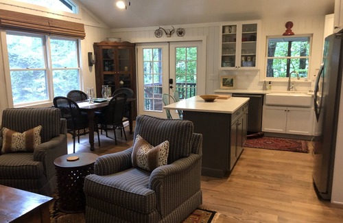 Mirror Lake Cottage | Cozy Quiet Cottage