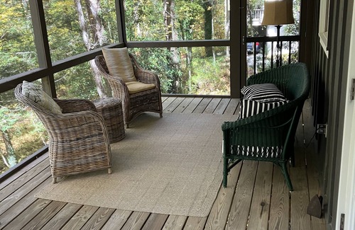 Mirror Lake Cottage | Cozy Quiet Cottage