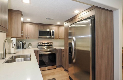 Sandy House | Cozy, Quiet East Bench Basement Apartment