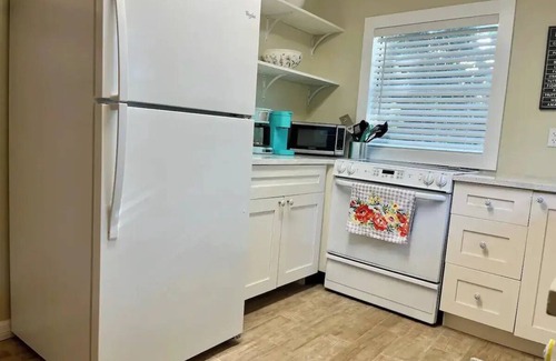 Odessa House | Cozy, Quiet Keystone Cottage. Nestled in a lush Old Florida neighborhood.