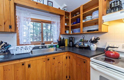 West Buxton Cabin | Cozy quintessential Maine cabin on Bonny Eagle Pond, conveniently located