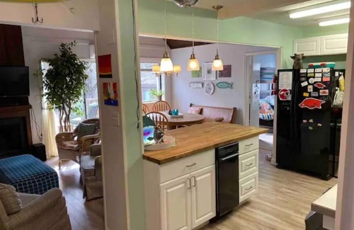 Fairfield Bay House | Cozy, Quirky & Fun Cabin - Sleeps 8 - Dog Friendly - Fairfield Bay, Arkansas
