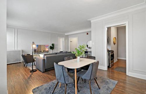 Hyde Park Apartment | Cozy & Radiant 2BR Apartment - BStone 605