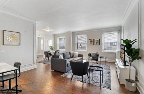 Hyde Park Apartment | Cozy & Radiant 2BR Apartment - BStone 605