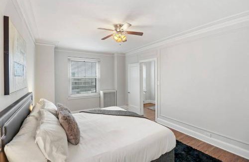 Hyde Park Apartment | Cozy & Radiant 2BR Apartment - BStone 605
