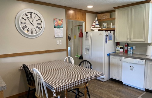 Nancy House | Cozy Ranch Home 1 Mile from CUMBERLAND POINT Boat Ramp. Owner Managed Property.
