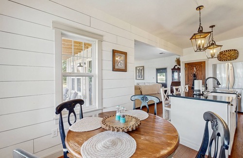 Fredericksburg House | Cozy ranch home w/full kitchen, living room, hot tub, pet-friendly & fireplace