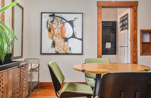 Benson House | Cozy Raven Cottage w/Hot Tub & Near Downtown!