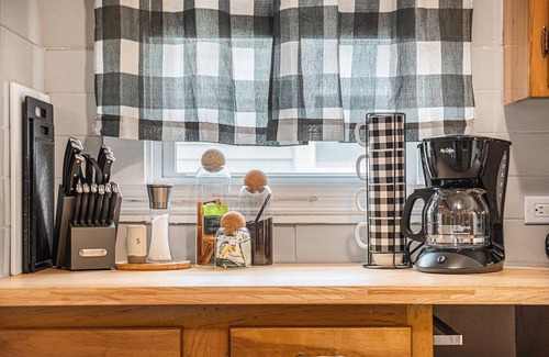 Benson House | Cozy Raven Cottage w/Hot Tub & Near Downtown!