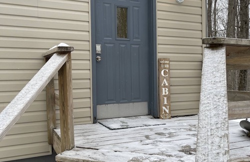 Gouldsboro House | Cozy, Relaxing, Getaway house in Big Bass community Poconos-3 mins walk to lake