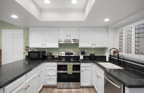 Foxfire House | Cozy Remodel, Diving Pool & Hot tub, Great Location Near Entertainment!