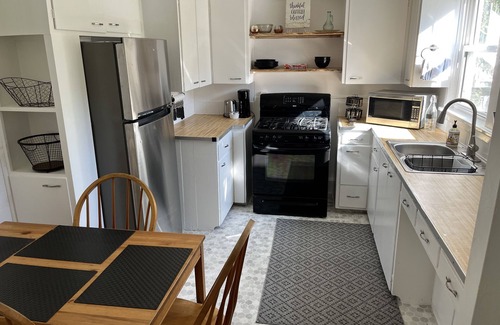 Des Moines Apartment | Cozy remodeled 1 bedroom near Drake U and downtown