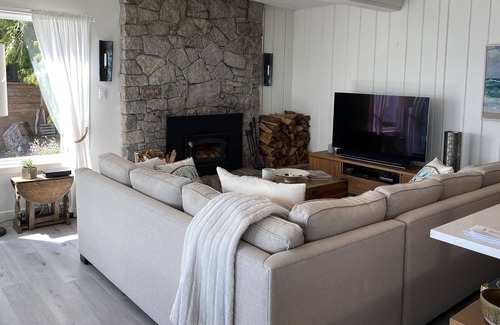 West Sechelt Cottage | Cozy remodeled oceanfront cottage