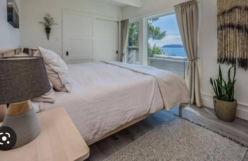 West Sechelt Cottage | Cozy remodeled oceanfront cottage