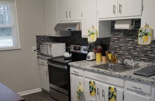 Jonesboro Condo | Cozy Renovated Duplex Home, WiFi, Workspace, 3 SmartTVs, Near Downtown Atlanta