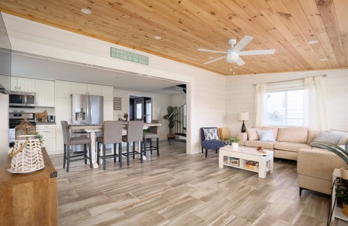 Lakeview House | Cozy Renovated Lakehouse with Boat Dock and Canal Access