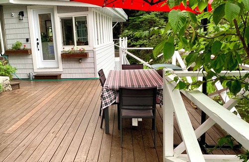 Labelle Ski Chalet | Cozy, renovated rustic cottage on the shore of beautiful navigable laken