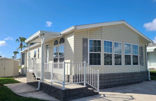 Winter Haven House | Cozy retirement community with golf course