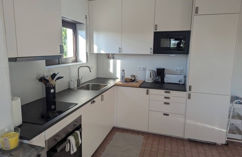 Ericeira House | Cozy Retreat 400m from the Beach (plus home gym, patio and garden)