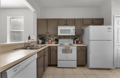 Highlands Reserve House | Cozy Retreat 4BR- 12 miles to Disney - walk to Resort Amenities w/Lazy River