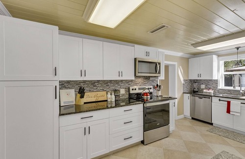 Melbourne House | Cozy Retreat 5⭐ Location | Hot Tub | Game Room | Splash Pool & Water Slide