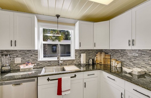 Melbourne House | Cozy Retreat 5⭐ Location | Hot Tub | Game Room | Splash Pool & Water Slide