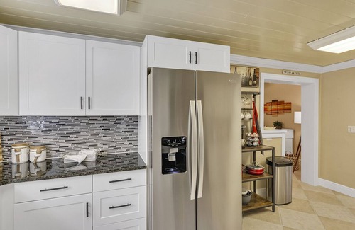 Melbourne House | Cozy Retreat 5⭐ Location | Hot Tub | Game Room | Splash Pool & Water Slide