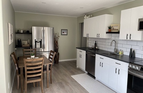 Kamloops House | Cozy retreat in Aberdeen Hills. Close to all amenities. Small dogs welcome.