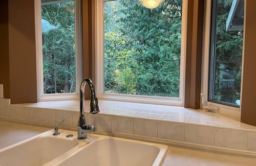 Harrison Hot Springs House | Cozy Retreat in Harrison Hot Springs with Breathtaking Lake Views