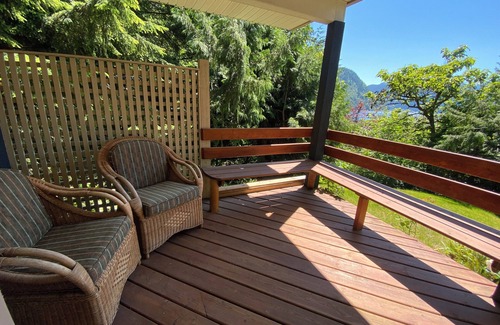 Harrison Hot Springs House | Cozy Retreat in Harrison Hot Springs with Breathtaking Lake Views