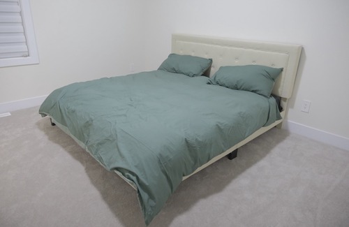 Rutland House | Cozy Retreat In Kelowna Townhome, Pet Friendly!