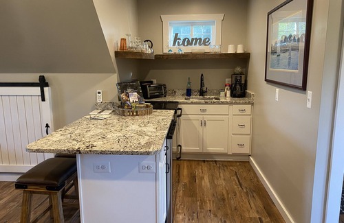 Round Hill Apartment | Cozy retreat in the heart of wine country, 5 minutes from the Appalachian trail!