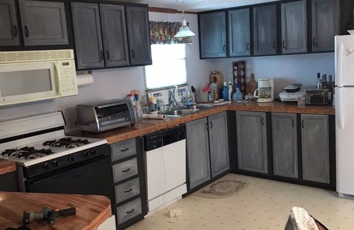 Wolf Creek Cabin | Cozy Retreat Lake of Egypt nScreened-in deck and boat dock.nRENT 3 NIGHTS GET 1n