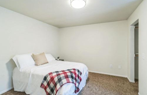 Harlow Apartment | Cozy Retreat Near Autzen Stadium Fully Furnished