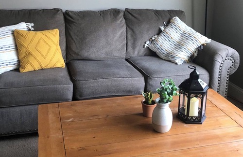 Ottawa Apartment | Cozy retreat quiet close to downtown 2 bedroom can sleep up to four people