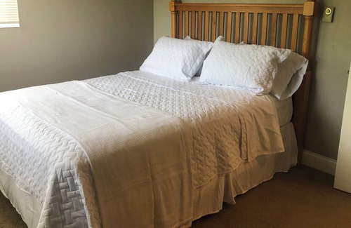 Ottawa Apartment | Cozy retreat quiet close to downtown 2 bedroom can sleep up to four people
