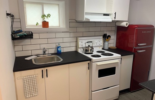 Merritton Apartment | Cozy Retro style1 Bedroom Apartment - FREE Parking, WiFi, In-suite Laundry.