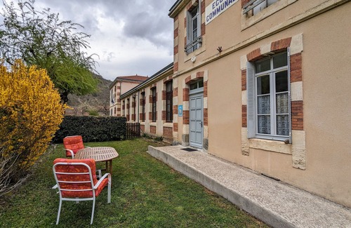 Charraix Cottage | Cozy Riverside Cottage for 6 with Parking in Saint-Julien-des-Chazes