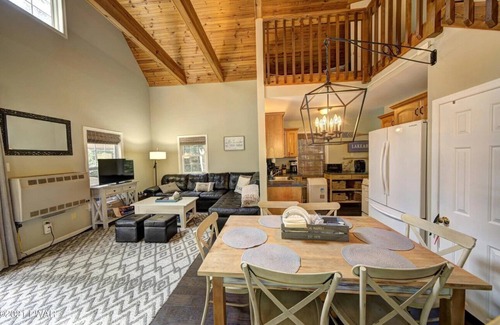 Greentown House | Cozy River Chalet