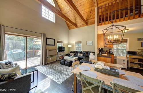 Greentown House | Cozy River Chalet