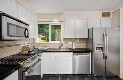 Oak Grove House | Cozy River Forest Retreat