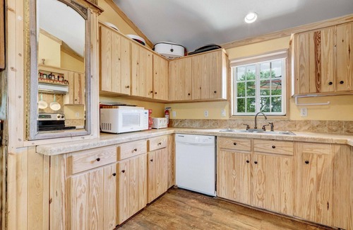 Del Valle Cabin | COZY, RIVER-FRONT CABIN, GATED, PRIVATE, ROMANTIC AND UNIQUE