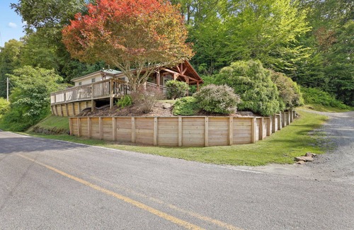 Boone Cabin | Cozy riverfront cabin on the New River. Close to Boone and Appalachian State.